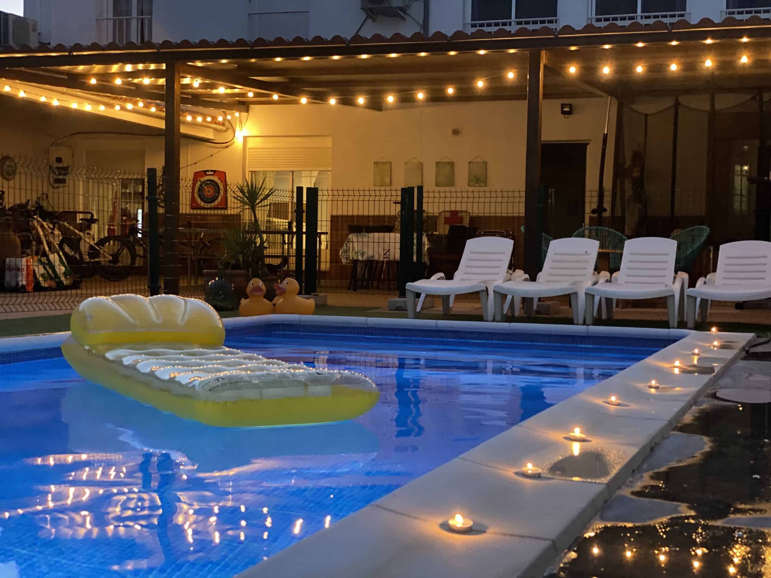 piscina con luces en la casa rural valle secreto en caceres